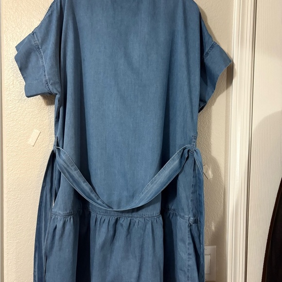 Cute chambray button front dress with ruffle hem and belt. Woman’s size 2xl. - Picture 4 of 10
